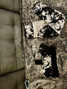 Black & White Tie-Dye Sports Bra and Leggings Set - Women's Activewear